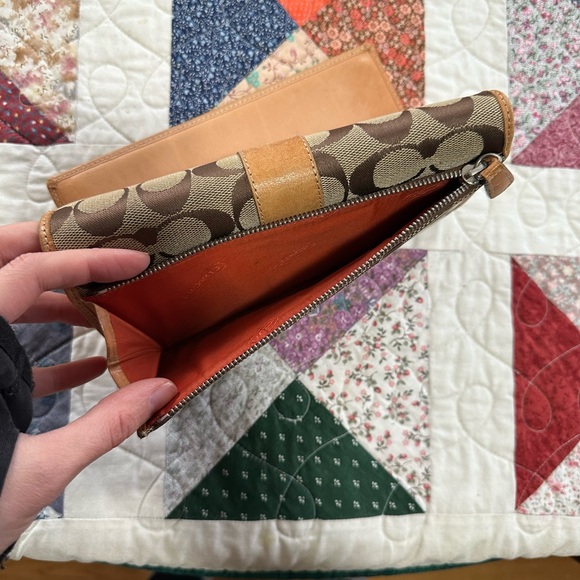 Vintage Coach signature C trifold wallet tan leather - Picture 4 of 4